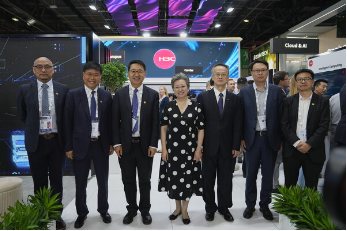 中国驻迪拜总领事欧渤芊一行莅临GITEX Global 2024新华三展台参观调研